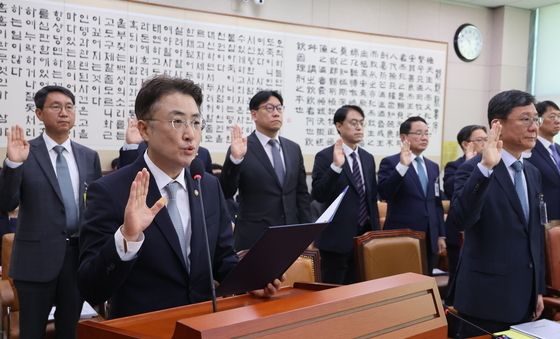 [국감] 선서하는 이진수 법무부 차관