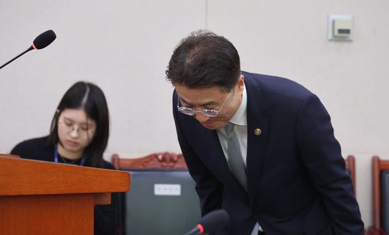 [국감] 인사하는 이진수 법무부 차관