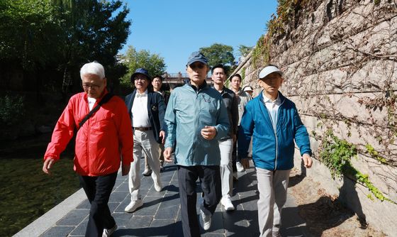 청계천 걷기 나선 이명박 전 대통령