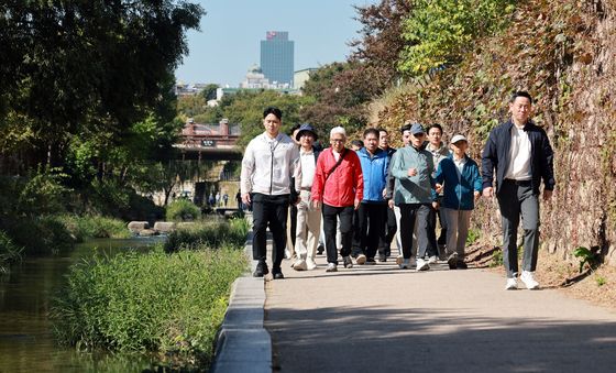 청계천 따라 걷는 이명박 전 대통령
