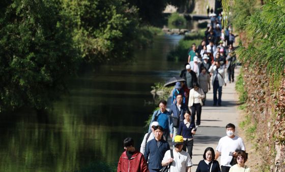 청계천 걷는 이명박 전 대통령