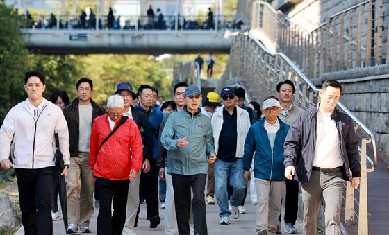 청계천 따라 걷는 이명박 전 대통령