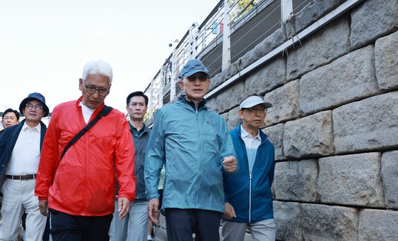 시민들과 함께 청계천 걷는 이명박 전 대통령