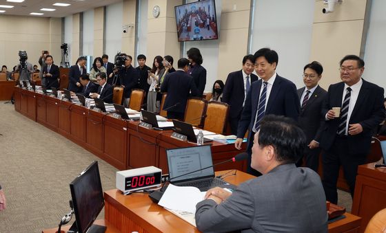 [국감]  野 '미래대응기금' 피켓에 퇴장하는 與