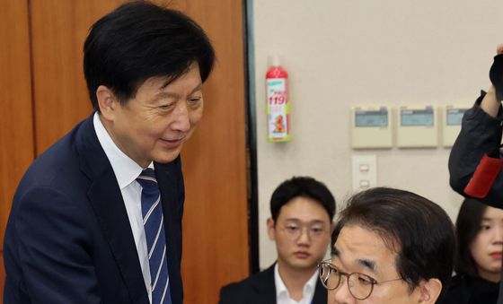[국감] 대화 나누는 재경위 與野 간사