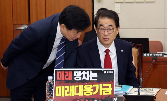 [국감] 대화 나누는 재경위 與野 간사