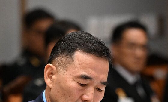 [국감] 질의 메모하는 진영승 합참의장
