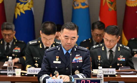 [국감] 자료 살피는 진영승 합참의장