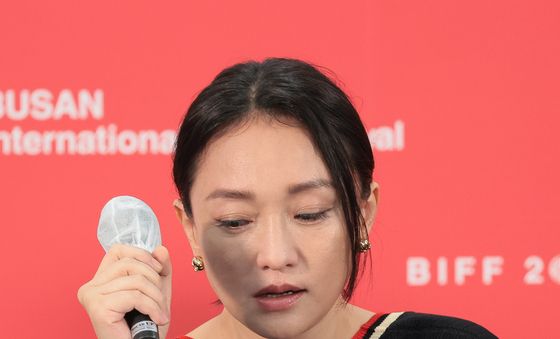 저우쉰, BIFF 기자회견 도중 '눈물'
