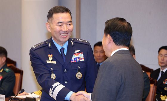 [국감] 김병주 의원과 인사 나누는 진영승 합참의장