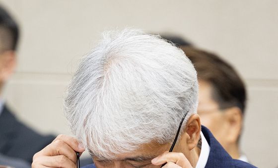 [국감] 안경 고쳐 쓰는 김해영 부산대병원장