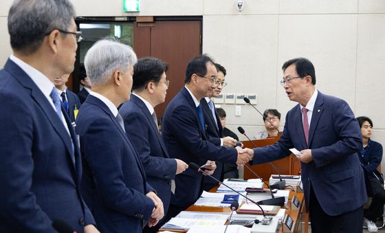 [국감] 지방 국립대 병원장들과 인사하는 이만희 보건복지위원장