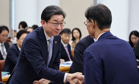 [국감] 유동수 위원장과 인사 나누는 이억원금융위원장