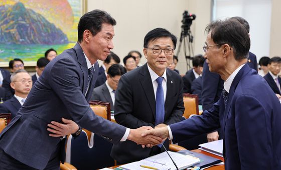 [국감] 유동수 위원장과 인사 나누는 장민영 기업은행장과 박상진 산은 회장