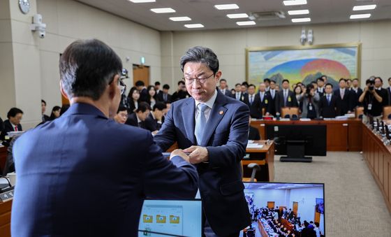 [국감] 증인 선서문 제출하는 이억원 위원장