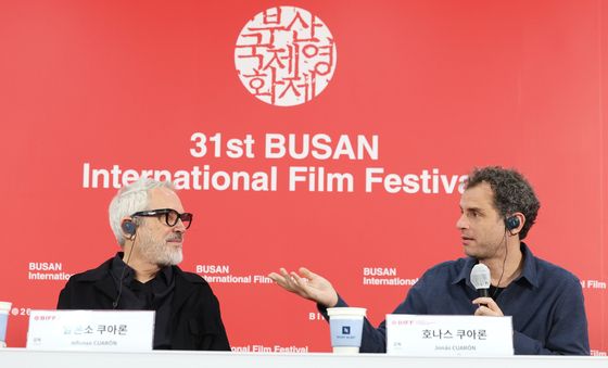 아버지와 작업 이야기 하는 호나스 쿠아론