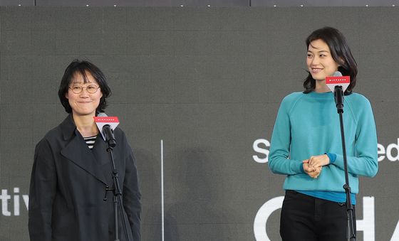 무대 인사 나선 '도라' 정주리 감독과 김도연