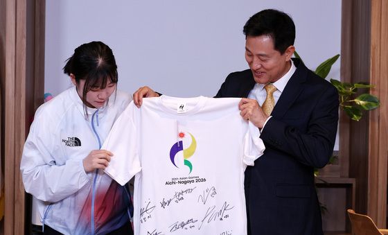 전하영, 오세훈 시장에게 아시안게임 기념품 전달