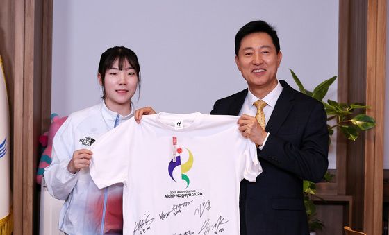 전하영, 오세훈 시장에게 아시안게임 기념품 전달