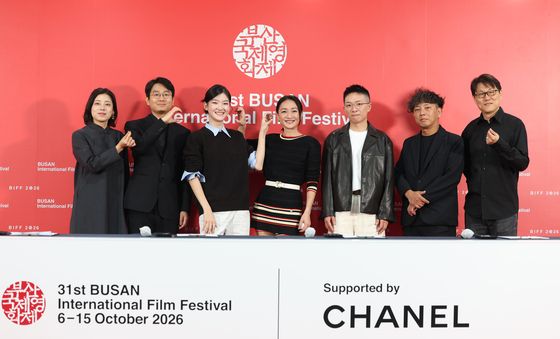 포즈 취하는 '처음 만난 외로움' 주역들