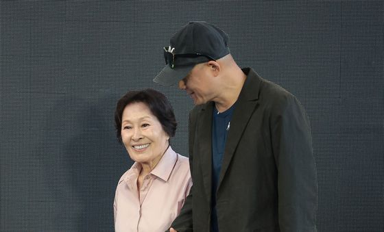 김혜자, 손일곤 감독 손 잡고 입장