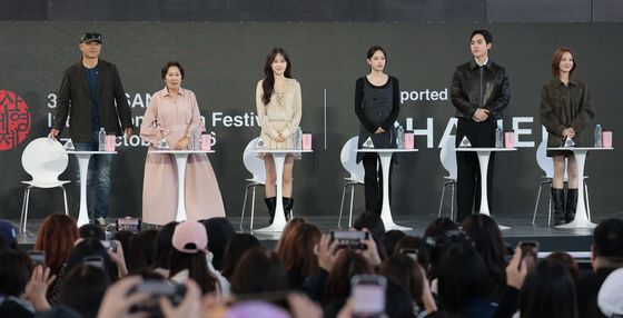 무대인사 하는 '여전히 찬란하게' 주역들