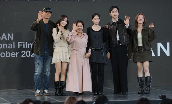 '여전히 찬란하게' 영화 주역들과 무대 인사하는 김혜자