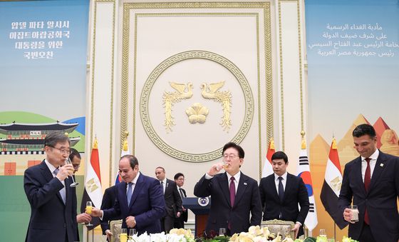 음료 마시는 이재명 대통령