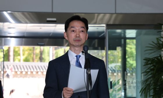 출근하며 입장 발표하는 김지용 중수청장 후보자