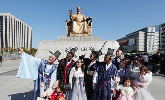 한복 입고 세종대왕 앞에서 찰칵