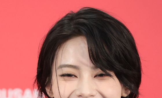 환한 미소로 인사하는 안자이 세이라