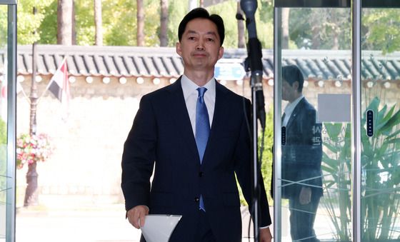 청문회 준비 사무실 들어서는 김지용 초대 중수청장 후보자