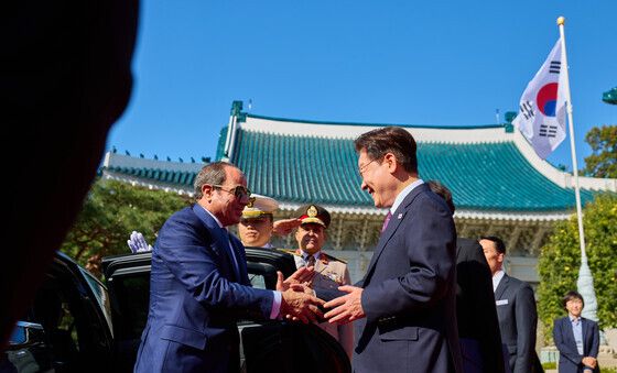 인사 나누는 이재명·알시시 대통령