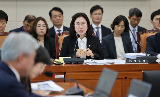 [국감] 의원 질의에 답하는 이미선 기상청장