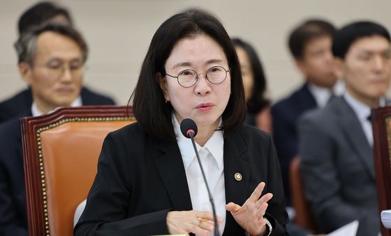 [국감] 의원 질의에 답하는 이미선 기상청장