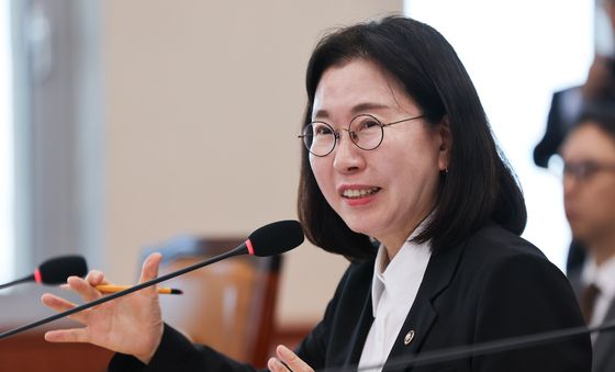 [국감] 의원 질의에 답하는 이미선 기상청장