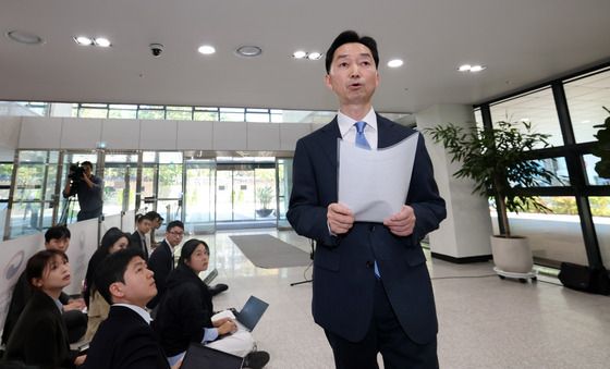 사무실 들어서며 취재진 질문에 답하는 김지용 후보자