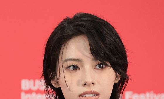 취재진 질문에 답하는 안자이 세이라