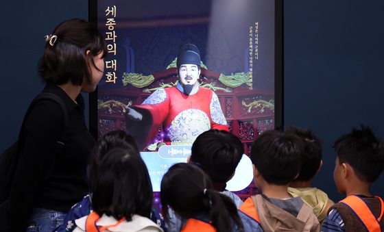 세종대왕과 대화 나누는 어린이들