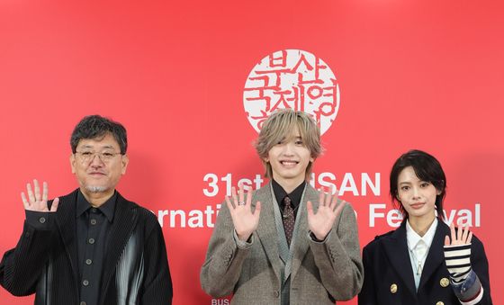 인사하는 '아름다운 초저녁달' 주역들