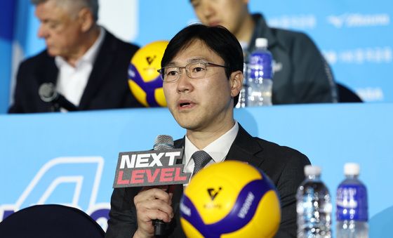 새 시즌 포부 밝히는 석진욱 감독