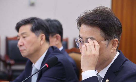 [국감] 질의 듣는 이진수 차관