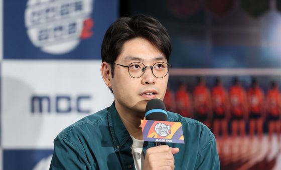 취재진 질문에 답변하는 권락희 PD