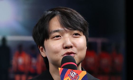 취재진 질문에 답변하는 이재우 PD