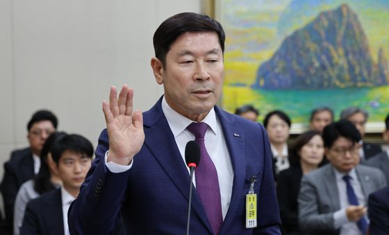 [국감] 증인 선서하는 최병채 인카금융서비스 대표