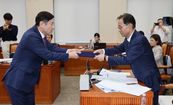 [국감] 선서문 제출하는 최병채 대표