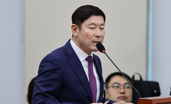 [국감] 의원 질의에 답하는 최병채 인카금융서스 대표