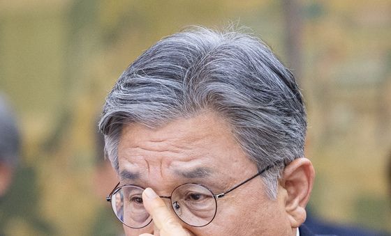 [국감] 안경 고쳐 쓰는 허민 국가유산청장