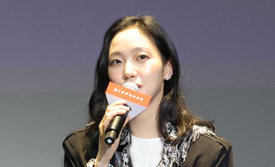 인사말 하는 김고은