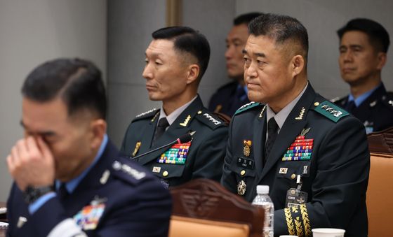 [국감] 질의 듣는 한기성 전 육군 제1군단장